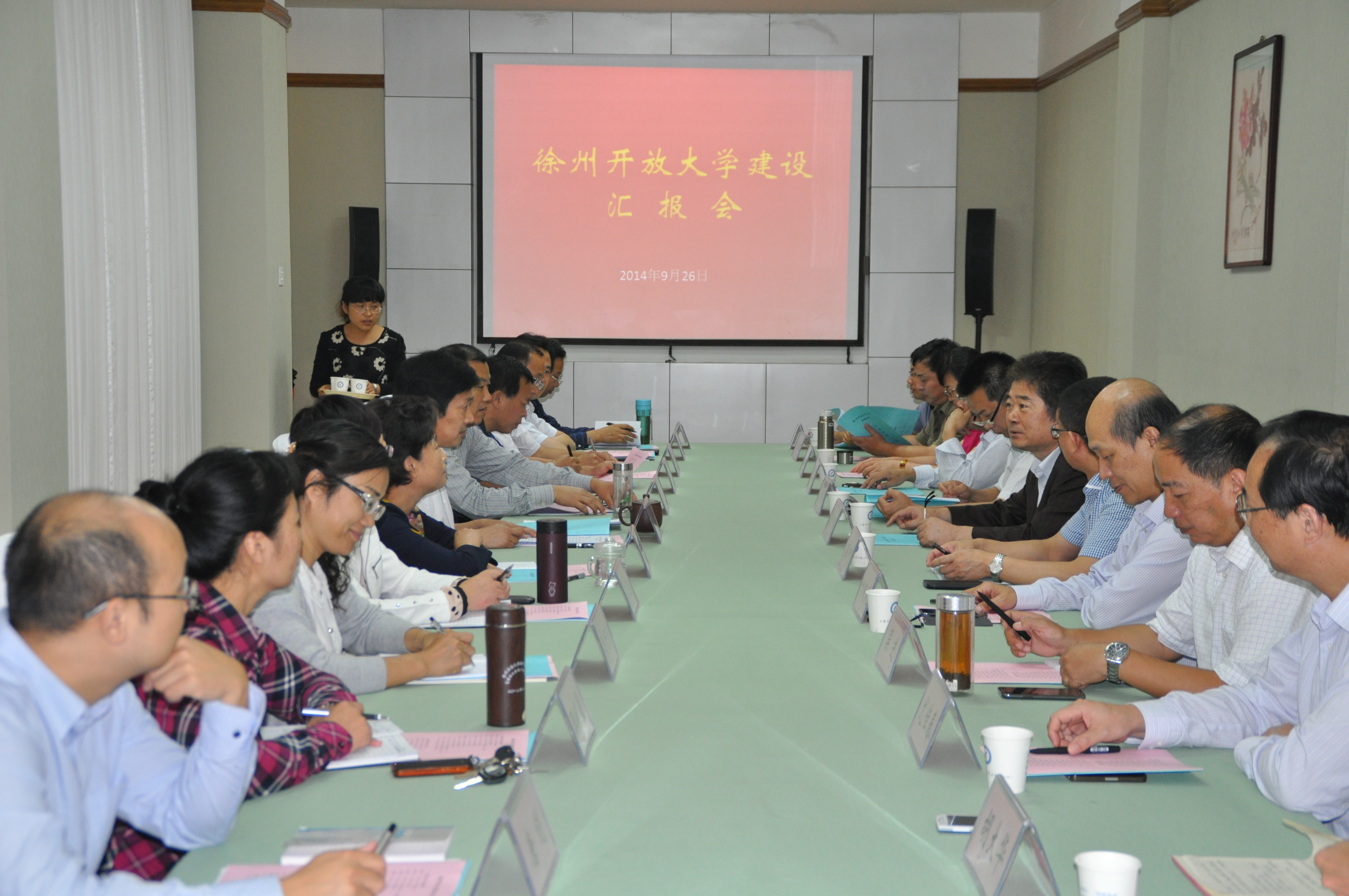 在一樓會(huì)議室我校領(lǐng)導(dǎo)熱情接待了彭坤明書記一行