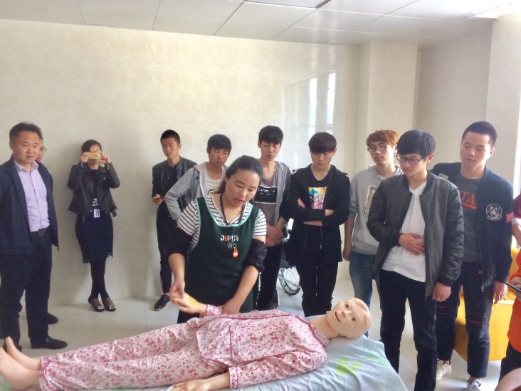 阳光明媚老人笑,热情似火青年来